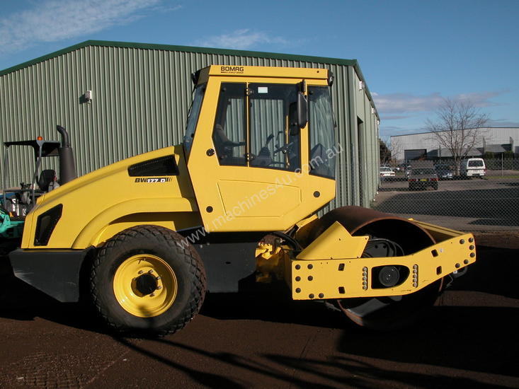 caption BOMAG BW177 VIBRATING SMOOTH DRUM ROLLER
