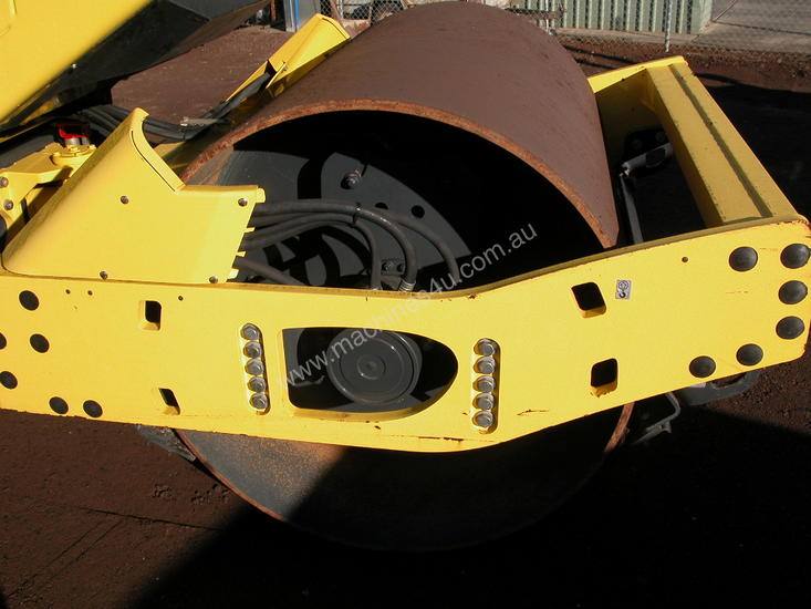 caption BOMAG BW177 VIBRATING SMOOTH DRUM ROLLER