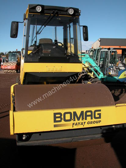 caption BOMAG BW177 VIBRATING SMOOTH DRUM ROLLER