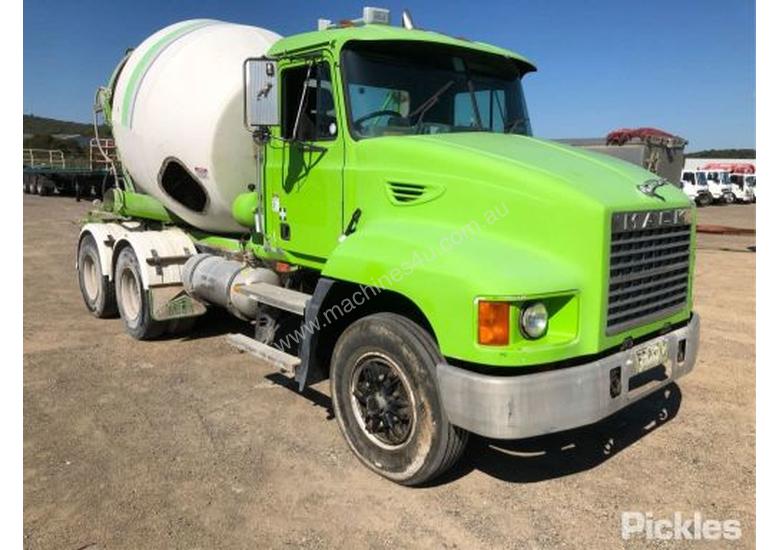 caption 2003 Mack ML