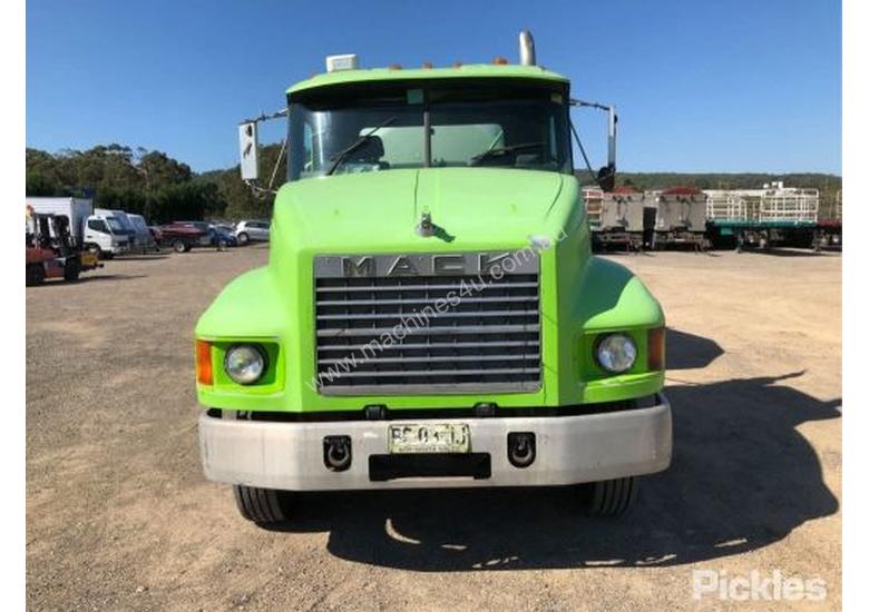 caption 2003 Mack ML