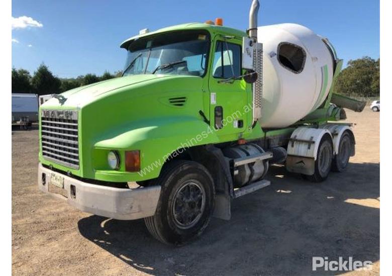 caption 2003 Mack ML