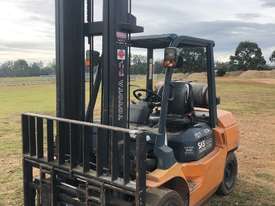 Toyota 3.5 Tonne forklift - picture0' - Click to enlarge