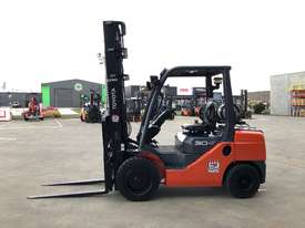 Toyota 3.0 Tonne Forklift - A very tidy and clean example of Toyota 8 Series reliability  - picture1' - Click to enlarge