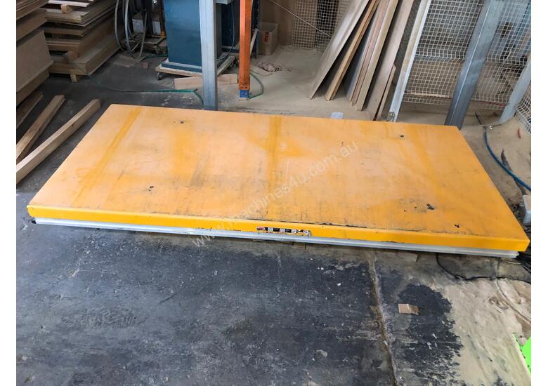 caption Scissor Lift & Motorised out-feed conveyor
