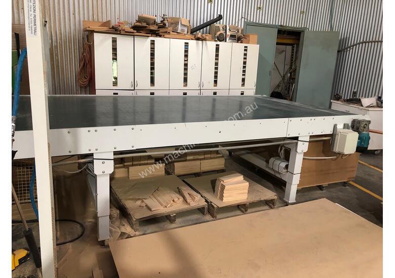 caption Scissor Lift & Motorised out-feed conveyor