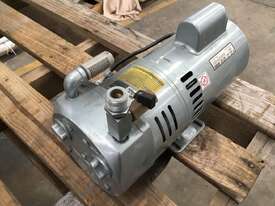 GAST ROTARY VACUUM PUMP - picture0' - Click to enlarge