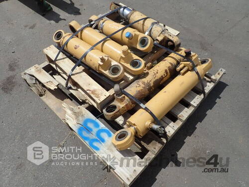 PALLET COMPRISING OF VARIOUS D400E SUPENSION STRUTS & STEERING CYLINDER