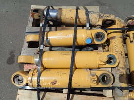 PALLET COMPRISING OF VARIOUS D400E SUPENSION STRUTS & STEERING CYLINDER - picture0' - Click to enlarge