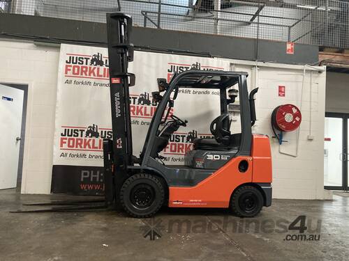  TOYOTA 8FDK30 30091 2 STAGE MAST COMPACT DIESEL FORKLIFT 3 TON 3000 KG CAPACITY
