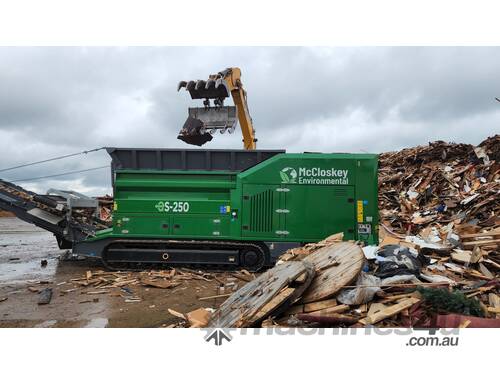 Mobile Shredder - McCloskey ES-250 Twin Shaft