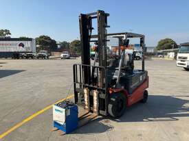 Toyota Electric Forklift - picture1' - Click to enlarge