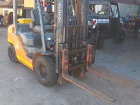 LIFT EQUIPT - 2.5T TOYOTA DIESEL FORKLIFT - picture1' - Click to enlarge