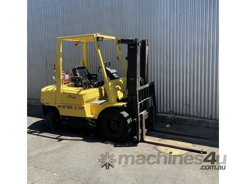 caption Hyster 2500kg LPG Forklift With 3830mm 3 Stage Mast & Sideshift