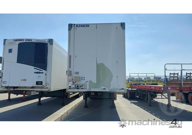 caption Schmitz Cargobull SK024