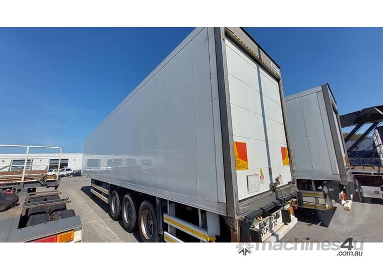 caption Schmitz Cargobull SK024