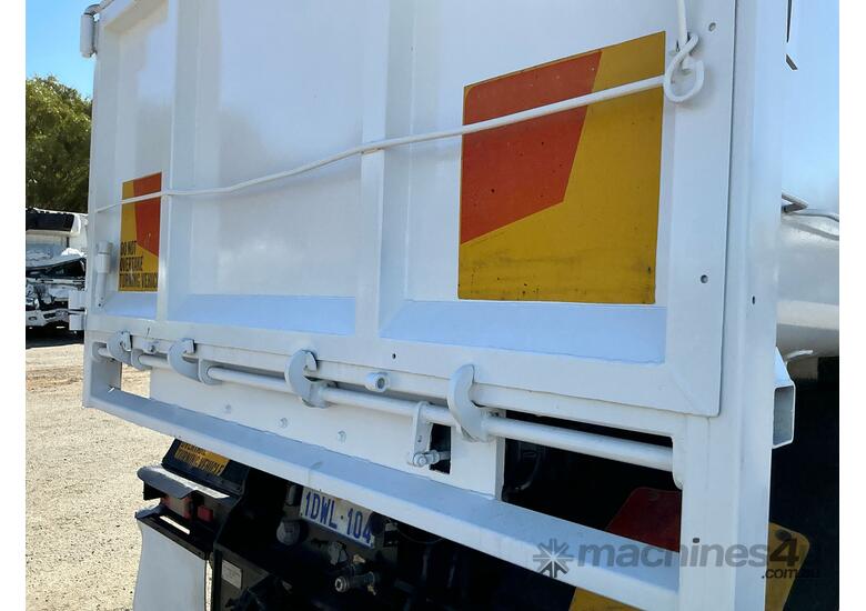 caption 2005 Isuzu C3 C Series Prime Mover/Tipper
