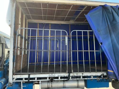 caption 2003 Isuzu FVR900T Curtainsider