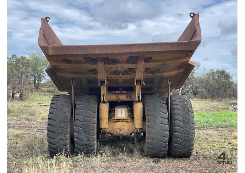 caption 1996 Komatsu HD465-3