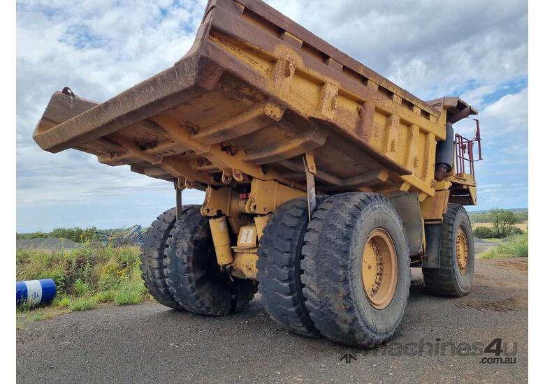 caption 1996 Komatsu HD465-3