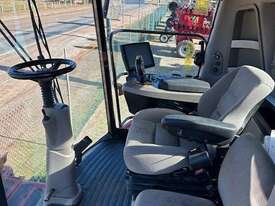 2013 CASE IH 7230 COMBINE WITH CASE IH 2152 40FT DRAPER FRONT  - picture2' - Click to enlarge