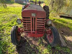 International B-250 Tractor - picture1' - Click to enlarge