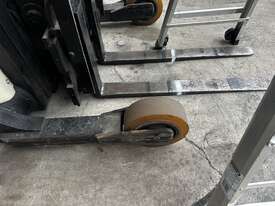 CROWN RD5020 Double reach forklift - picture0' - Click to enlarge