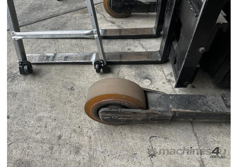 CROWN RD5020 Double reach forklift