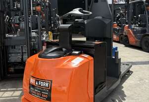2018 RAYMOND CENTRE RIDE ELECTRIC PALLET MOVER