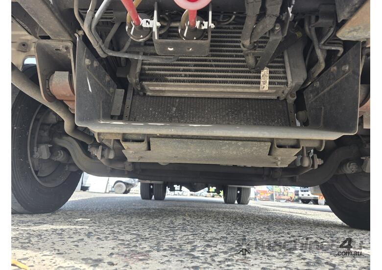 2009 Mitsubishi Canter Fuso  4x2 Refrigerated Pantech (Manual)