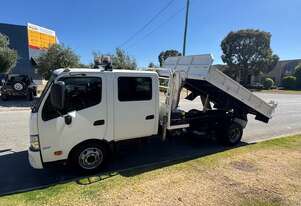 Truck Tipper Hino 917 Dual Cab 6 speed manual with 1 tonne Crane 2013 WA23152 SN1805