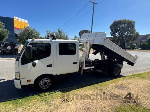 Truck Tipper Hino 917 Dual Cab 6 speed manual with 1 tonne Crane 2013 WA23152 SN1805