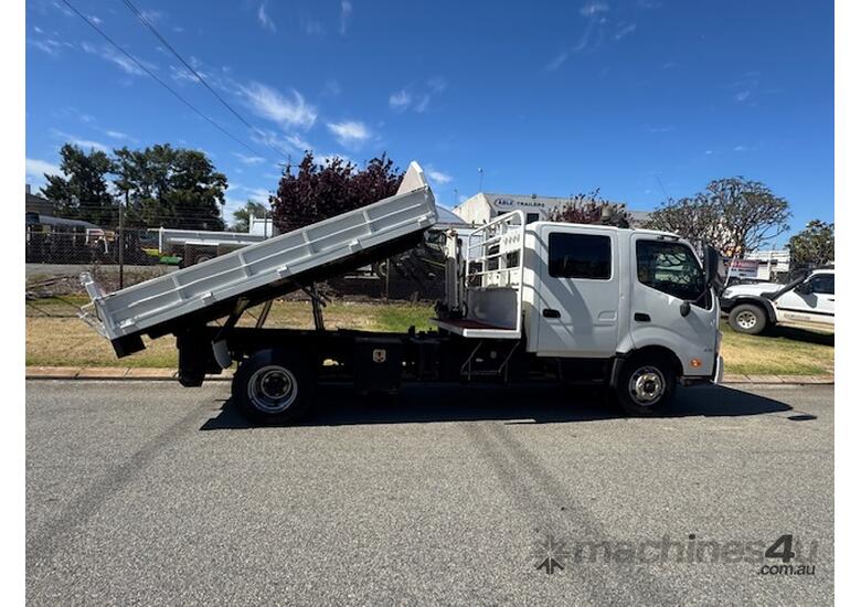 Truck Tipper Hino 917 Dual Cab 6 speed manual with 1 tonne Crane 2013 WA23152 SN1805