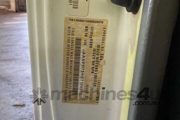 Isuzu 2014   NPR 200 Table Top