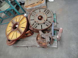 Assorted steadies and chucks - picture0' - Click to enlarge