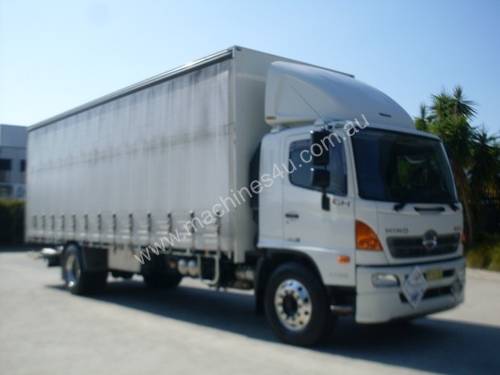 Hino GH 1728-500 Series Curtainsider Truck