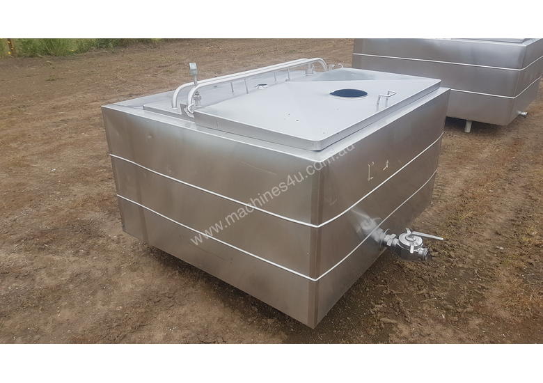 caption STAINLESS STEEL TANK, MILK VAT 900 LT