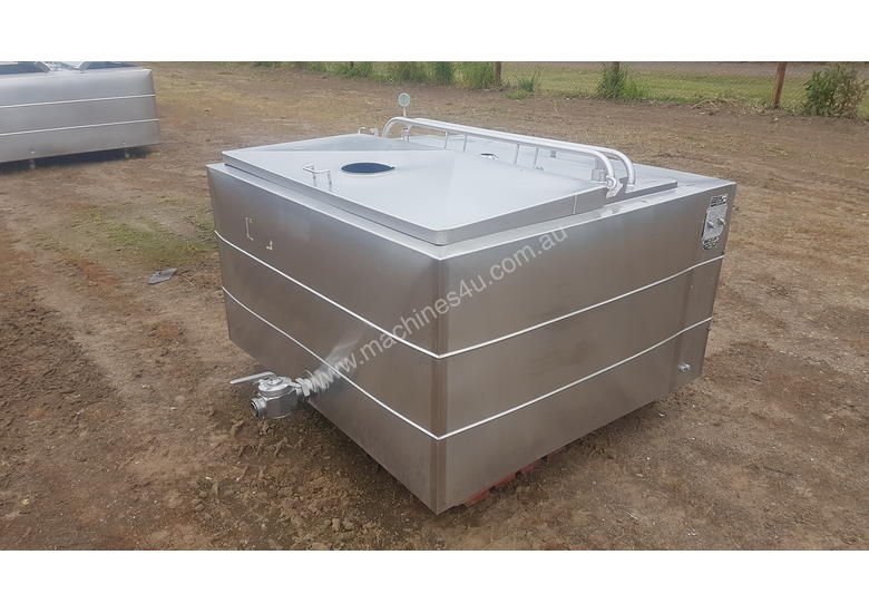 caption STAINLESS STEEL TANK, MILK VAT 900 LT