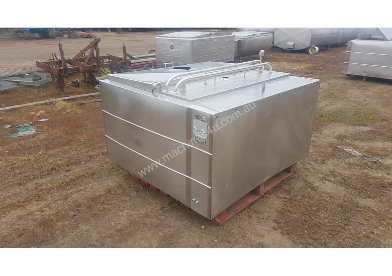 caption STAINLESS STEEL TANK, MILK VAT 900 LT