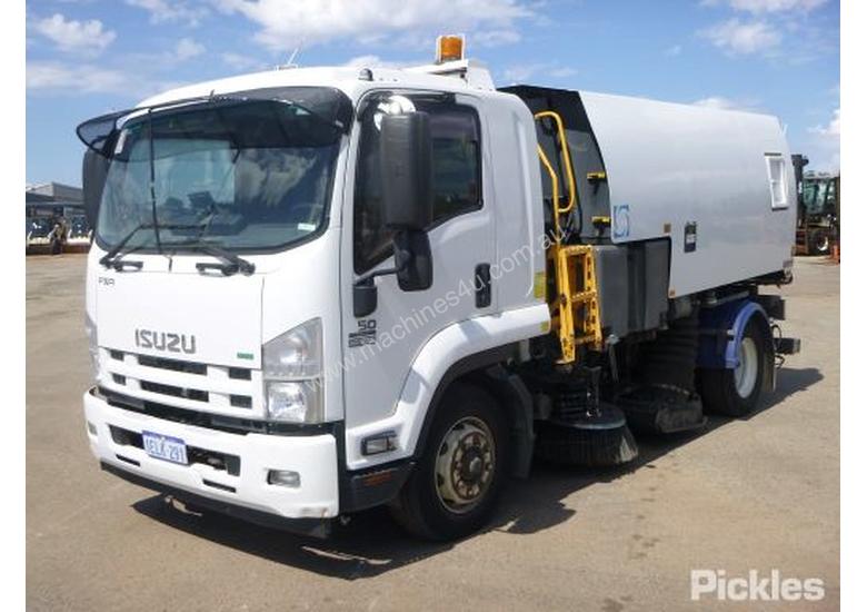 caption 2013 Isuzu FSR850