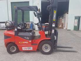 Forklift 2.5T LPG-Petrol ** still under warranty ** 3 stage mast - picture0' - Click to enlarge