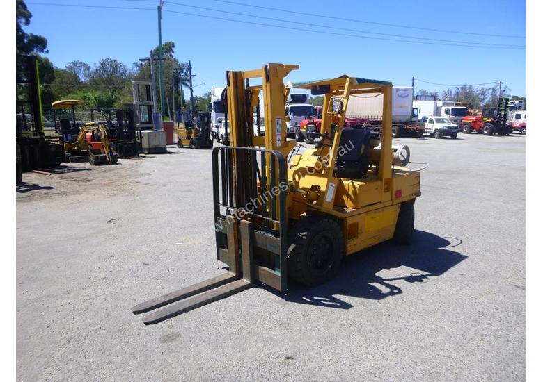 caption Nissan RGH02A30U Container Mast LPG 3 Tonne Forklift