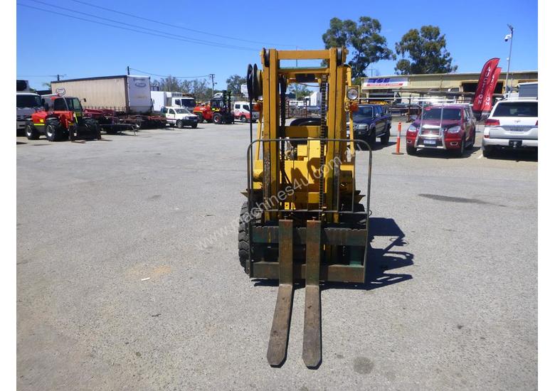 caption Nissan RGH02A30U Container Mast LPG 3 Tonne Forklift
