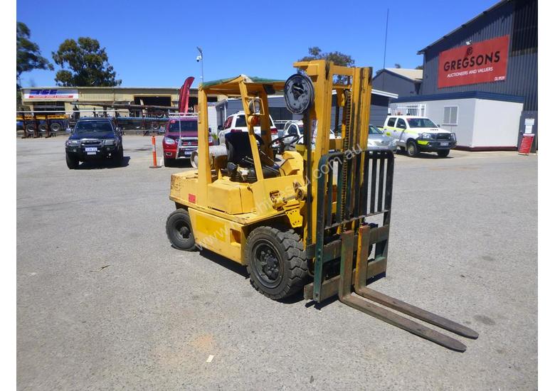 caption Nissan RGH02A30U Container Mast LPG 3 Tonne Forklift
