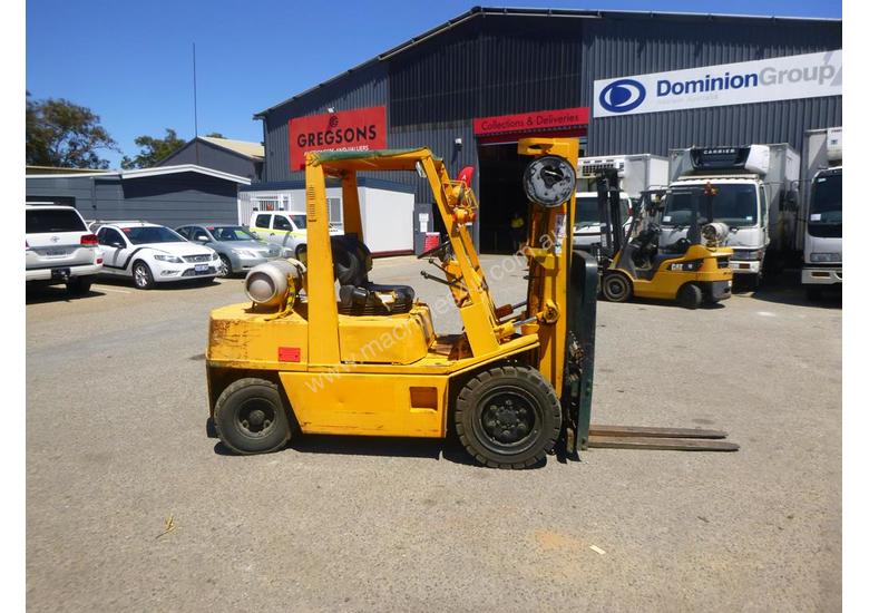 caption Nissan RGH02A30U Container Mast LPG 3 Tonne Forklift