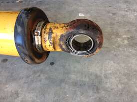 Caterpillar 735/D350E Lift Cylinders  - picture2' - Click to enlarge