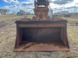 JAWS 2500mm Hydraulic tilting bucket - picture1' - Click to enlarge