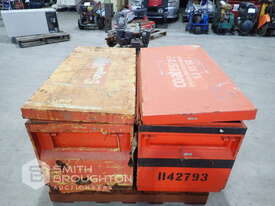 4 CYLINDER DUETZ ENGINE (PARTS) & 2 X METAL TOOL BOXES - picture0' - Click to enlarge