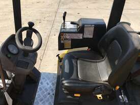 2.0T LPG Narrow Aisle Forklift - picture2' - Click to enlarge