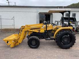 40hp tractor loader with 4in1 - picture0' - Click to enlarge